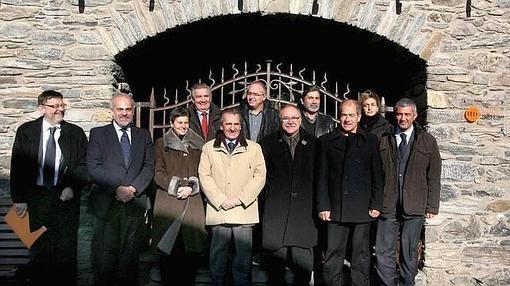 Imagen de Puig, a la izquierda, en su etapa de alcalde de Morella junto a miembros de la Fundación Ramón Llull