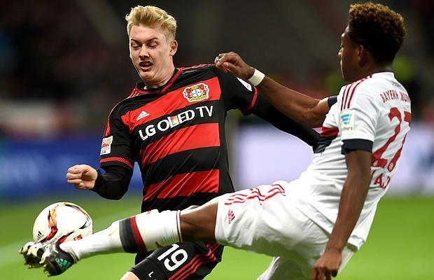 Alaba sale al paso de Brandt, centrocampista del Bayer Leverkusen