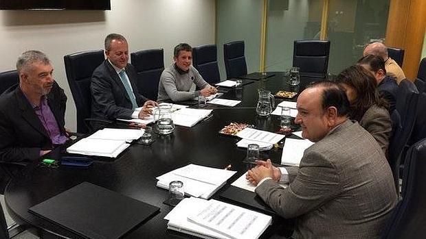 Imagen de la reunión entre representantes de ambos partidos, difundida por Bildu