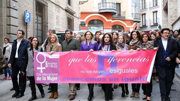 La alcaldesa, Milagros Tolón, ha participado en estos actos junto a varios concejales en este acto al que también han asistido el delegado de la Junta en Toledo, Javier Nicolás; la directora general de Atención a la Dependencia, Ana Saavedra, y la delegada provincial del Instituto de la Mujer, Charo Navas