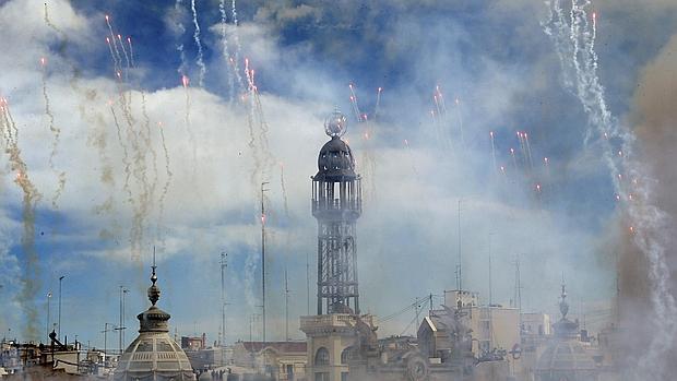 Vídeo: un terremoto hace temblar a Valencia en una mascletà novedosa