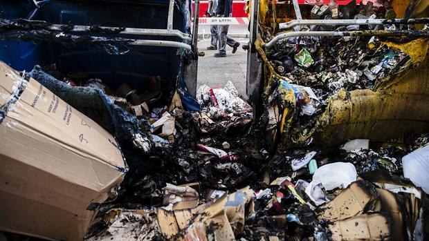 Algunos de los contenedores de basura que han sido quemados esta madrugada en las calles de la capital malagueña