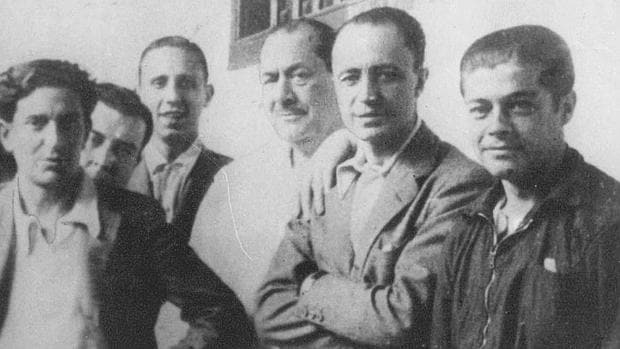 Manuel Falcó y Álvarez de Toledo (segundo por la derecha), en una galería de la cárcel Modelo, en 1932