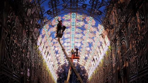 Imagen del montaje de una de las calles iluminadas