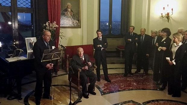 Javier Elorza, embajador de España en Roma, junto a Sartori -sentado- y José María Aznar, en la entrega del Premio FAES