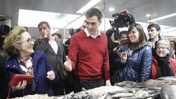 Pedro Sánchez visita el mercado de La Coruña