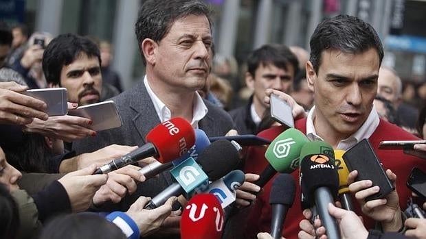 Pedro Sánchez, acompañado por José Ramón Gómez Besteiro