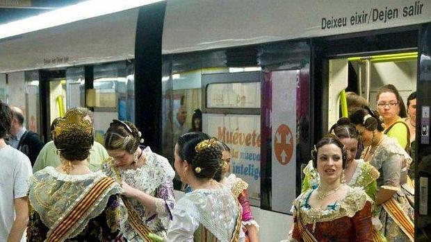 Imagen de archivo de unas falleras en el Metro de Valencia