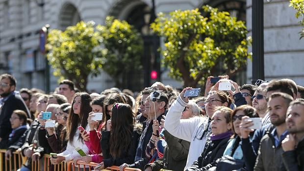 Imagen de los asistentes a la mascletà de este jueves