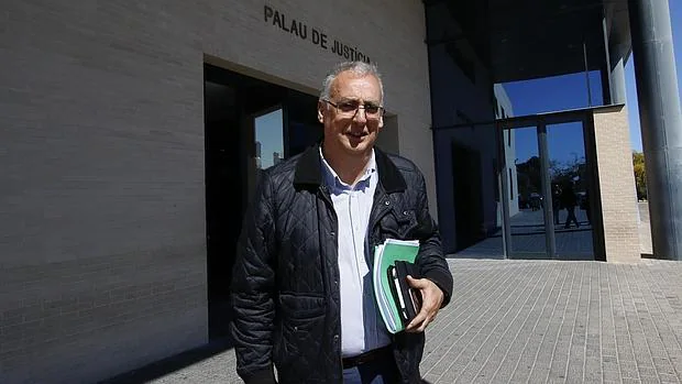 Imagen de Agustín Navarro a su salida de los juzgados