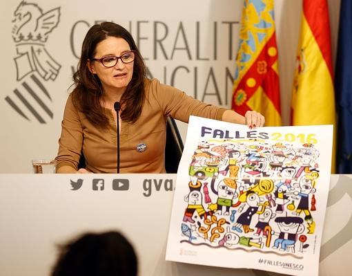 Mónica Oltra muestra el cartel tras el pleno del Consell