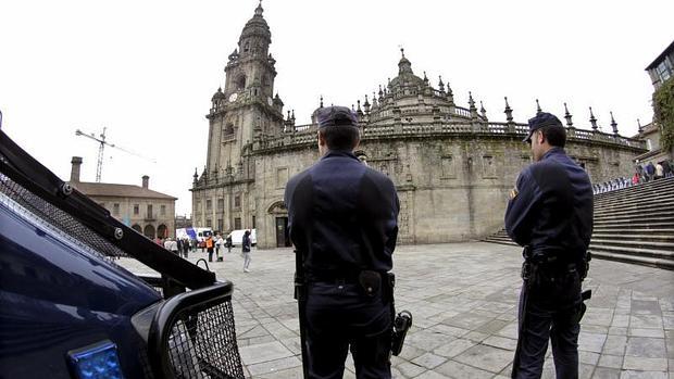 Dos agentes de la PolicíaNacional vigilan la plaza a Quintana en Santiago