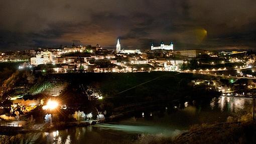 Vista nocturna del casco histórico de Toledo desde el mirador de la ronda del Valle