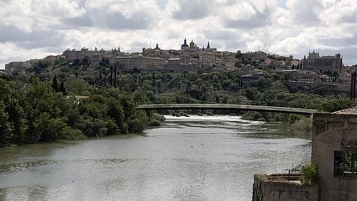 Vista del casco histórico de Toledo y la pasarela peatonal de la fábrica de armas desde el mirador el cigarral del Angel Custodio