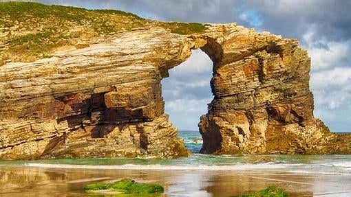 La playa solo es accesible con la marea baja