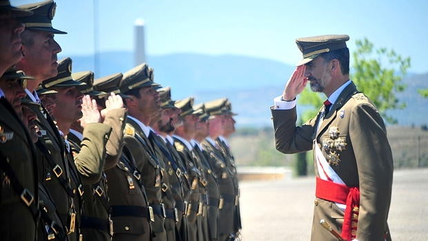 El Rey en la entrega de despachos a la XL promoción de suboficiales del Ejército de Tierra en la Academia de Talarn