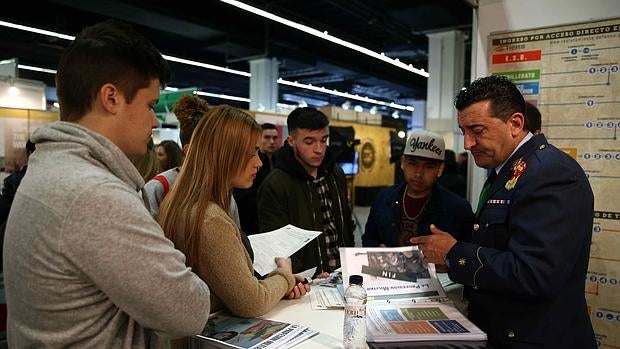 Jóvenes informándose en el stand del Ejército del Salón de la Enseñanza de Barcelona