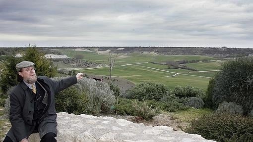 El etnógrafo Joaquín Díaz señala el paisaje desde la muralla de Tierra de Campos