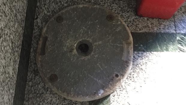 Hace un butrón con una piedra... y le detienen