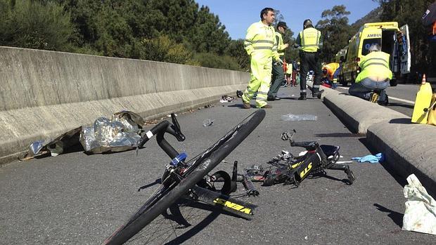 Un ciclista muerto y siete heridos por un atropello en coche en A Guarda, Galicia