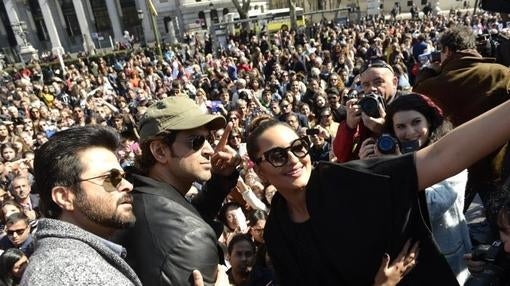 Sonakshi Sinha, Anil Kapoor y Hrithik Roshan posan con sus admiradores en Cibeles