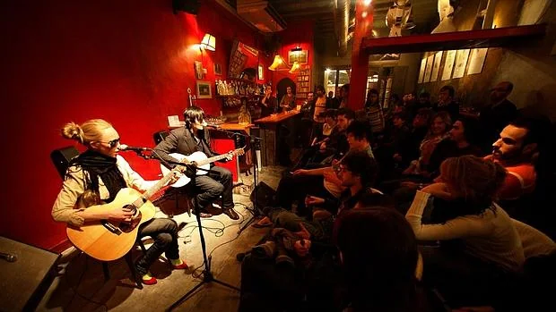 Barcelona permite la música en vivo en todos los bares, cafeterías y  restaurantes