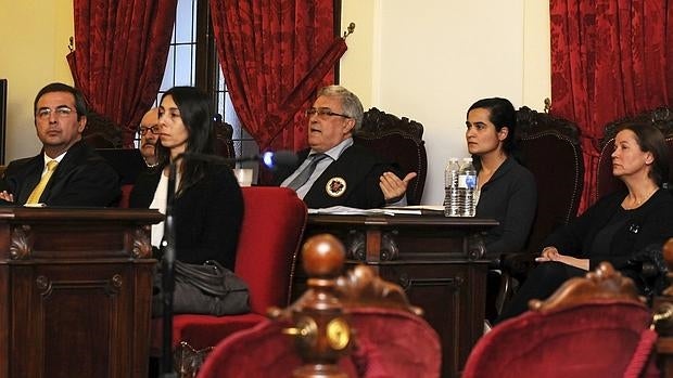 Montserrat, Triana y Raquel Gago, durante el juicio