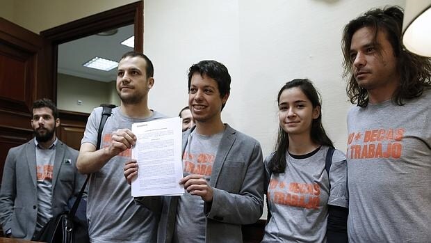 Los diputados del grupo parlamentario de Podemos-En Comú-En Marea, presentan la Proposición No de Ley
