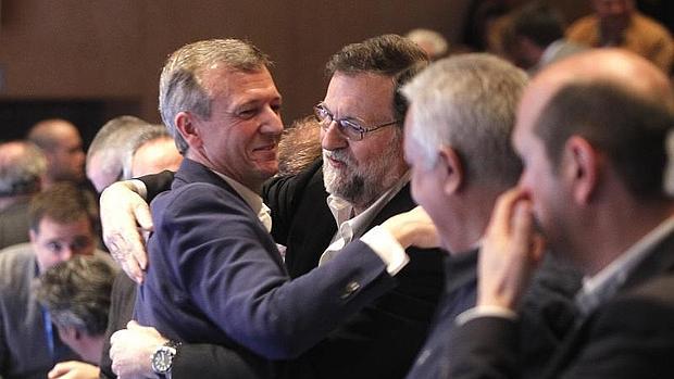 Mariano Rajoy se abraza con Rueda ayer en Pontevedra