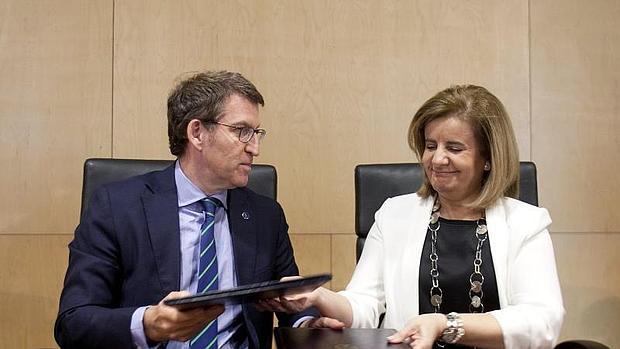 La ministra Báñez y el presidente gallego Feijóo durante el acto de la firma, este lunes en Vigo