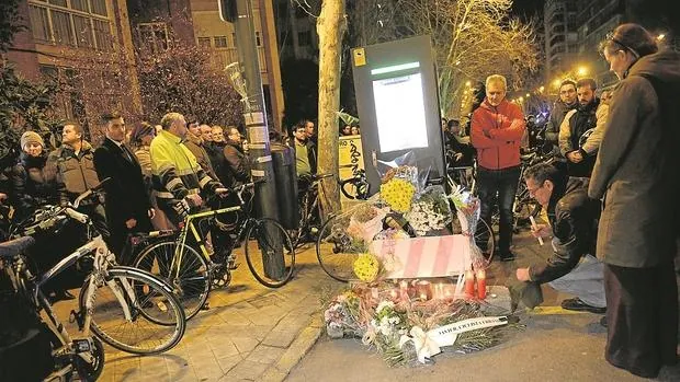 Concentración en homenaje al ciclista muerto por atropello en la estación de Bicimad de Alberto Alcocer