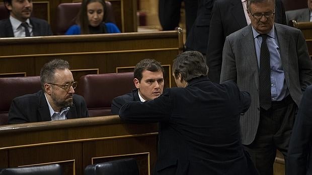 Rafael Hernando conversa con Albert Rivera y Juan Carlos Girauta