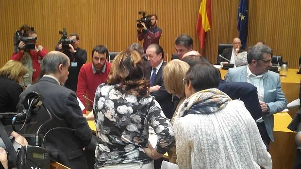 El secretario de Estado para la UE, Fernando Eguidazu, negociando el acuerdo con los grupos parlamentarios antes de comenzar msu comparecencia en Comision Mixta Ue