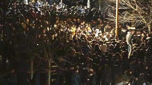 Un macrobotellón deja toneladas de basura en la Facultad de Industriales de la ULE