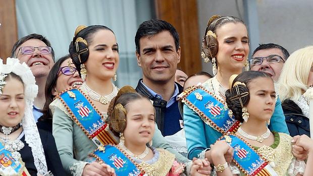 Pedro Sánchez, junto a Ximo Puig y Mónica Oltra en el balcón del Ayuntamiento