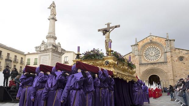 La lluvia desluce el arranque de la Pasión