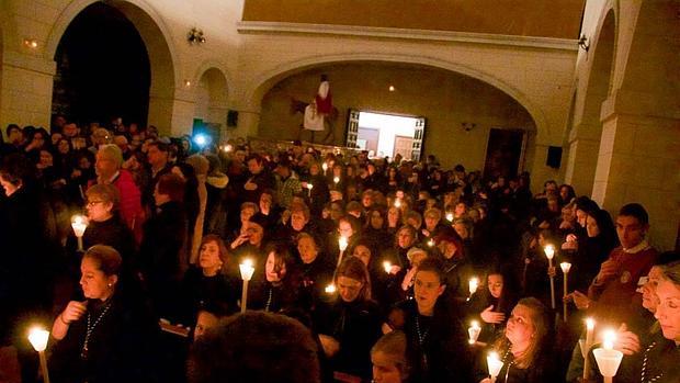 La iglesia llena de fieles ante la imposibilidad de salir en procesión