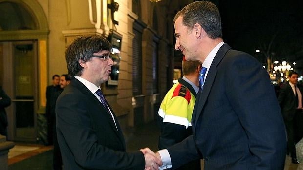 Don Felipe y Carles Puigdemont, el pasado 21 de febrero en Barcelona