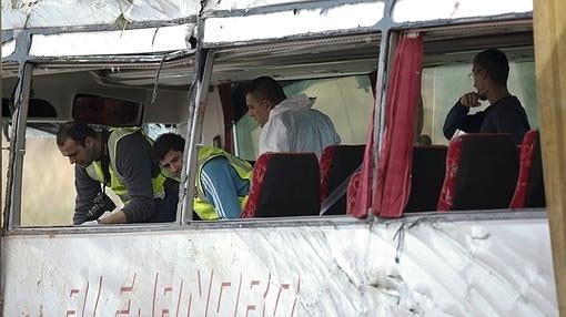 Analizan el interior del autobús