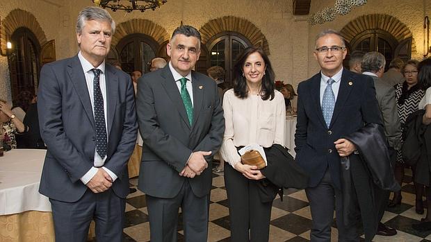 Roberto Martín junto a los responsables de colegios de Veterinaria, Farmacia y Médicos