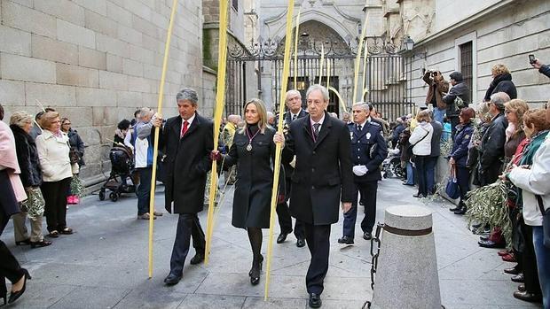 Milagros Tolón participa por primera vez como alcaldesa en la procesión del Domingo de Ramos