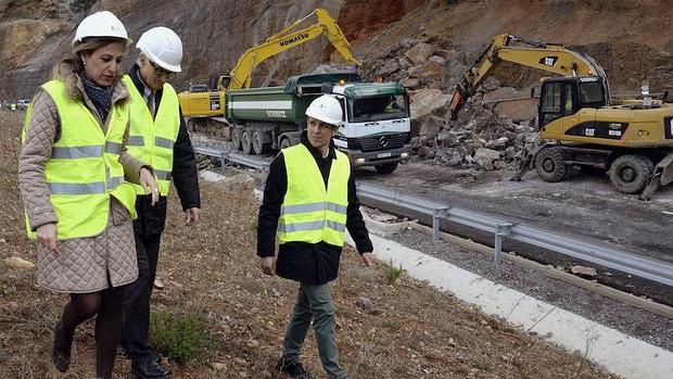 La subdelegada del Gobierno en Huesca, Teresa Lacruz, revisando la zona afectada junto a técnicos ministeriales