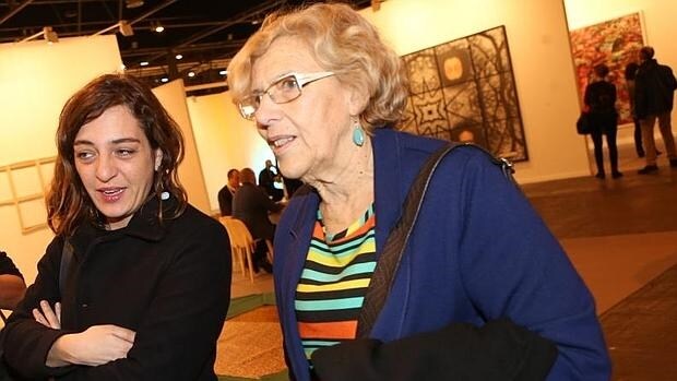 Manuela Carmena, alcaldesa de Madrid, junto con la delegada de Cultura y Deportes, Celia Mayer