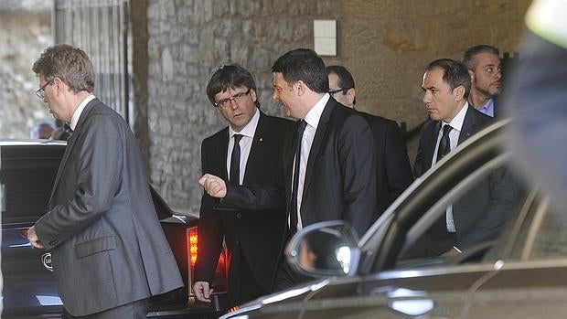 Puigdemont y el primer ministro italiano, Mateo Renzi, ayer en Tortosa