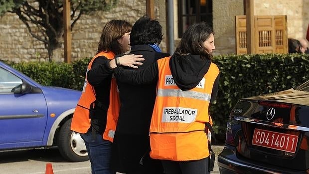 Miembros de Protección Civil consuelan a la madre de Serena Saracino