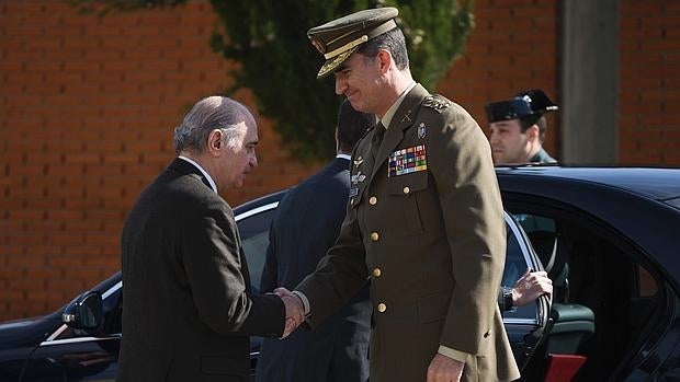 Fernández Díaz, con el Rey, ayer en las instalaciones de la UEI de la Guardia Civil