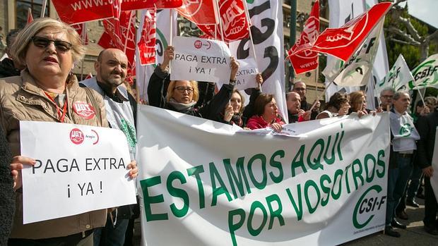 La concentración sindical tuvo lugar este martes ante la sede central del Gobierno de Aragón