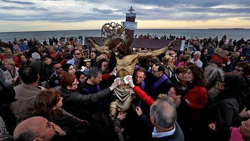 Imagen del traslado del Cristo del Salvador al mar