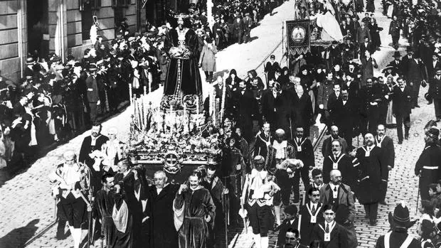 Imagen histórica de una procesión en Madrid