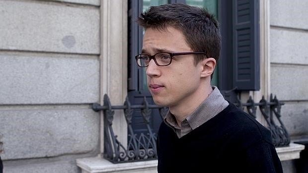 Errejón reapareció ayer en el Congreso tras una semana